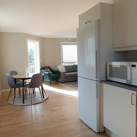 Cozy And New In -hill *